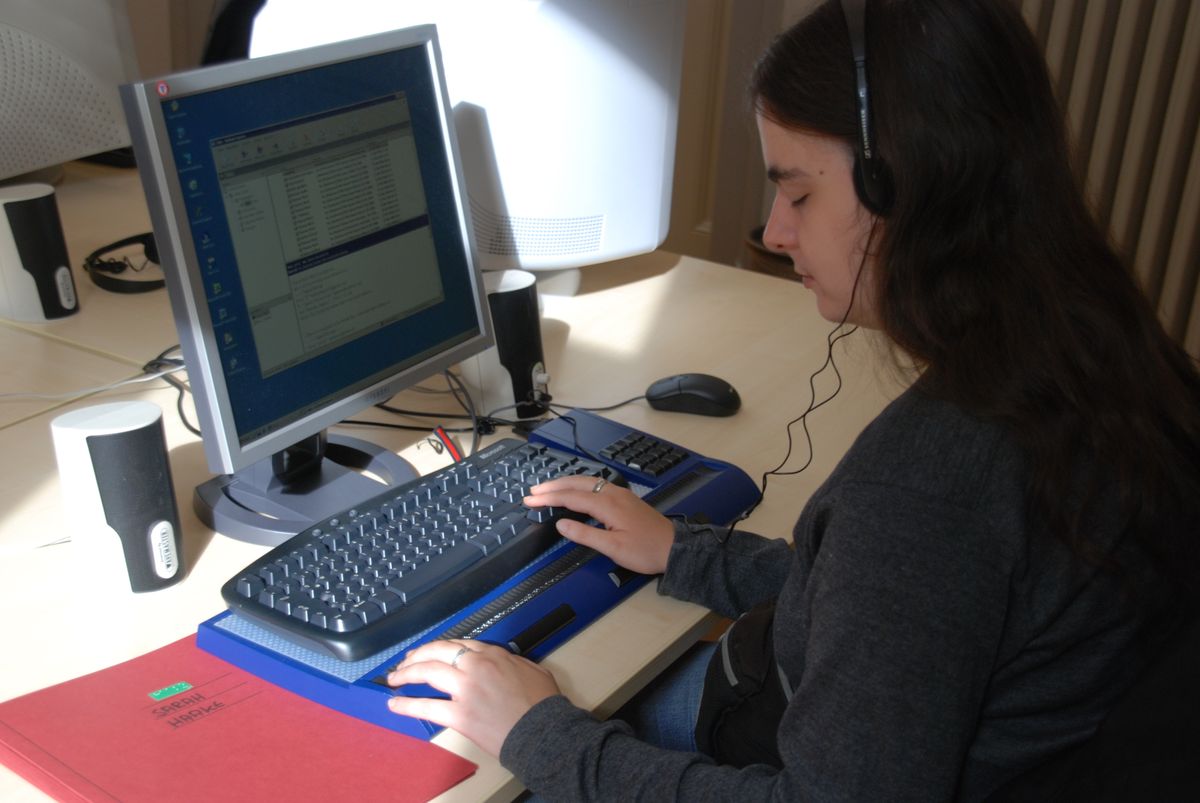 Blista - Junge Frau in der Computer-Ausbildung