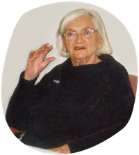 Portrait der Stiftungsgründerin Dr. Gabriele Lederle. Sie sitzt auf einem Stuhl, trägt eine Brille und ist im Gespräch