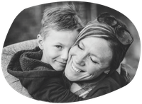 Eine Frau umarmt ihren Sohn und lächelt